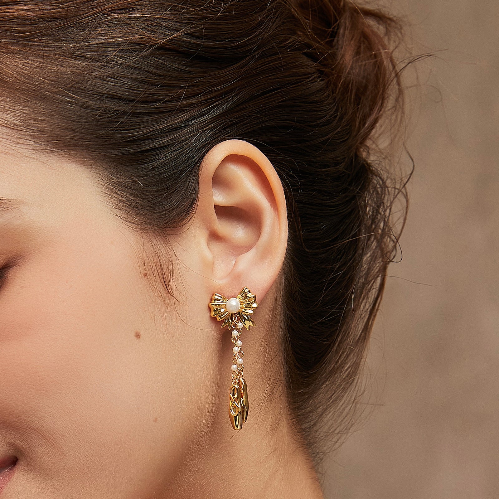 18K gold-plated ballet pointe shoe earrings with pearl accents - GL.rareness