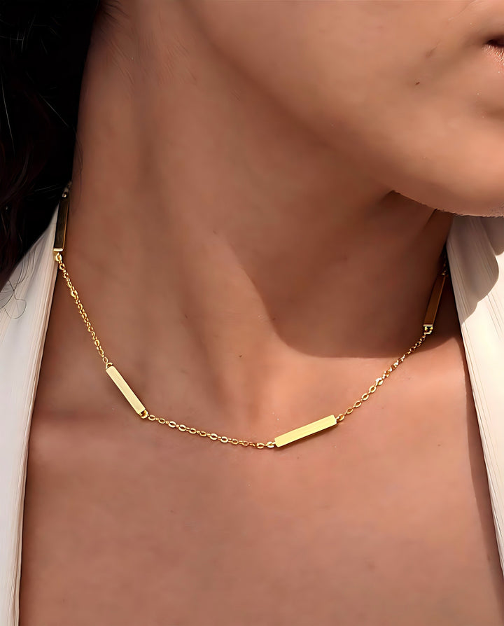 Baroque Link gold bar necklace worn at collarbone - GL.rareness